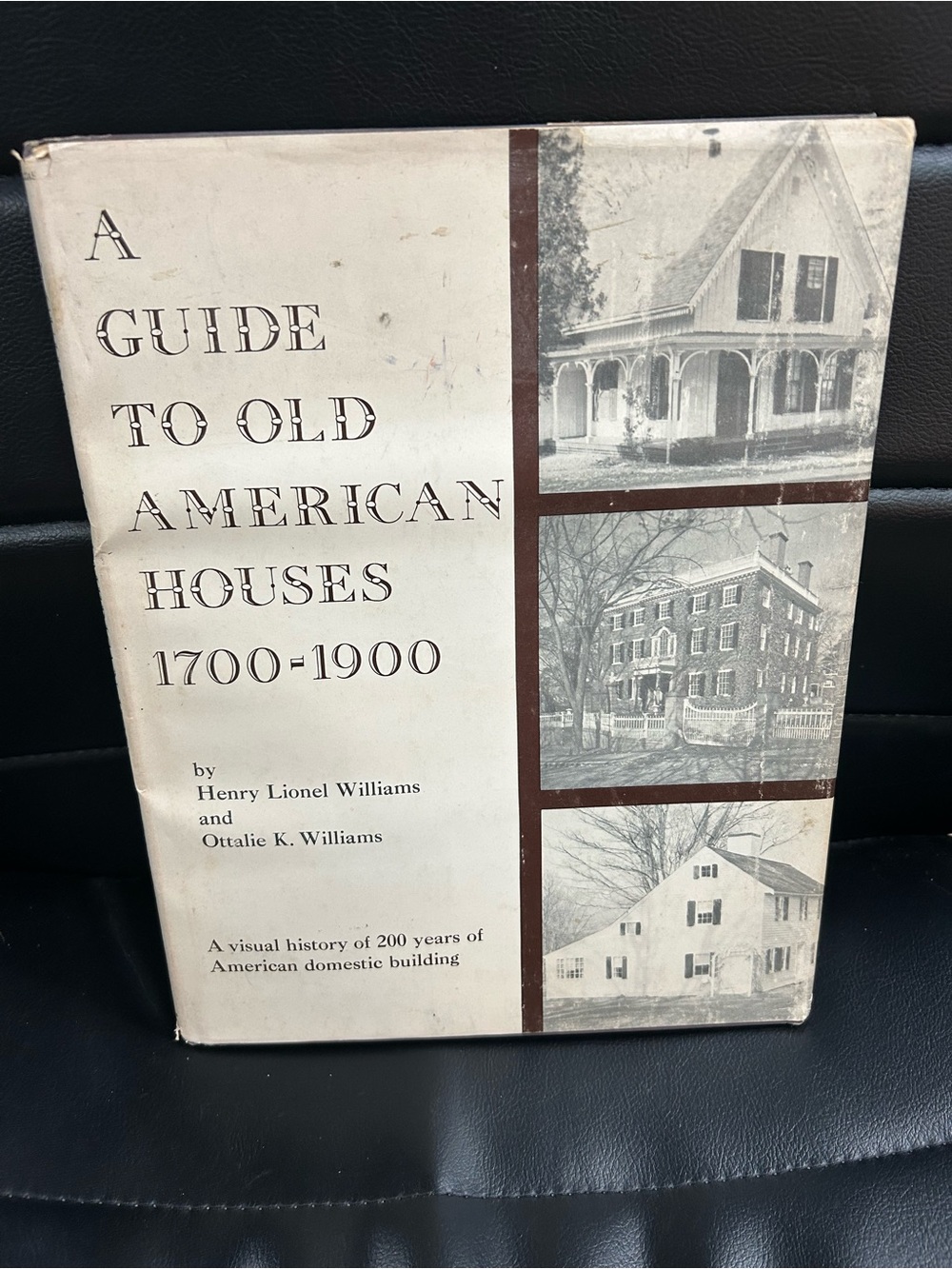 A Guide to Old American Houses 1700-1900 - Cream/Brown Hardcover